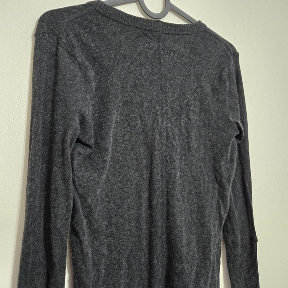 Enza Costa Women’s Cashmere Blend Cuffed V-Neck Top with Thumbholes Charcoal M - Picture 6 of 11
